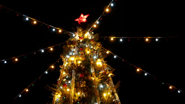 Árbol-de-Navidad-de-la-ciudad-en-la-Plaza-del-pueblo