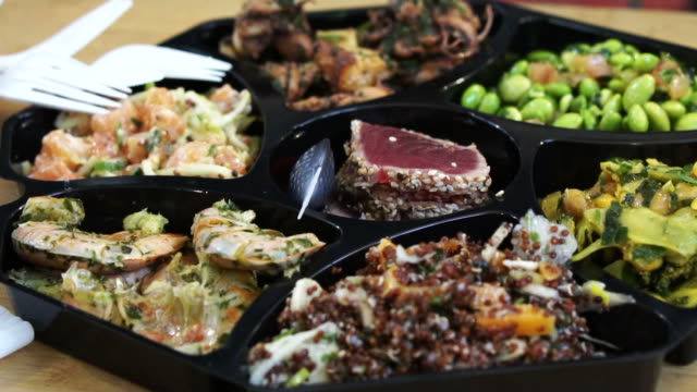 Hand-Essen-kaltes-Gericht-Meeresfrüchten-und-Salat-Teller-in-Europa-offenen-Markt-in-Zeitlupe-gedreht-120-fps