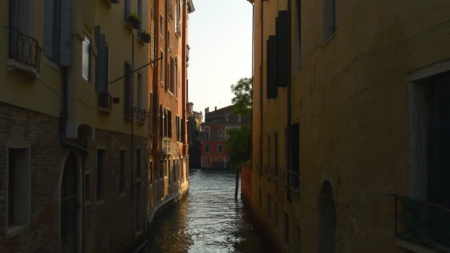 Italien-Sommer-Sonnenuntergang-Venedig-Stadt-Straße-Kanal-Wände-Panorama-4k