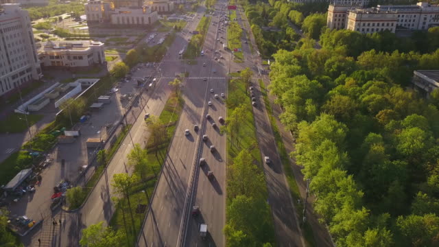 Russland-Moskau-staatliche-Universität-Verkehr-Lomonosov-Avenue-Antenne-Sonnenuntergang-Panorama-4k