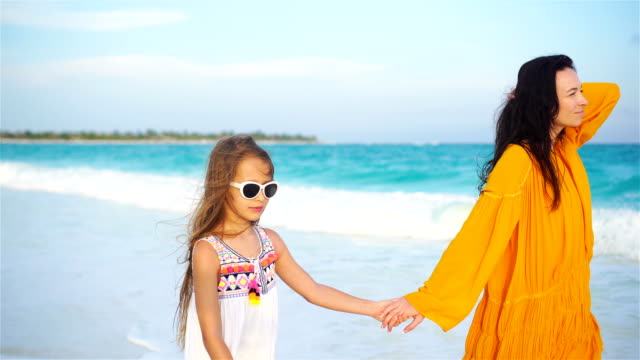 Entzückende-Mädchen-und-junge-Mutter-am-tropischen-Strand