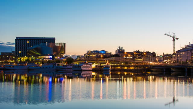 Stockholm-Waterfront-Bürogebäude-spät-Sommernacht-4K-Zeitraffer-kippen.-Hauptstadt-von-Schweden,-Turmdrehkran,-Spiegelbild-im-Wasser