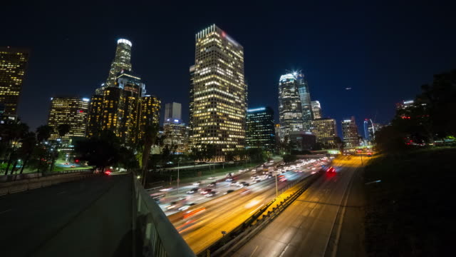Die-Innenstadt-von-Los-Angeles-bei-Nacht-Zeitraffer