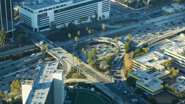 Die-Innenstadt-von-Los-Angeles-Freeway-aus-auf-dem-Dach-Tag-Timelapse