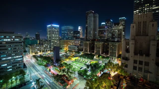 Die-Innenstadt-von-Los-Angeles-und-Pershing-Square-bei-Nacht-Zeitraffer