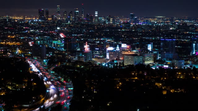Centro-de-Los-Angeles-y-Hollywood-Freeway-en-Timelapse-de-noche-Mediuj