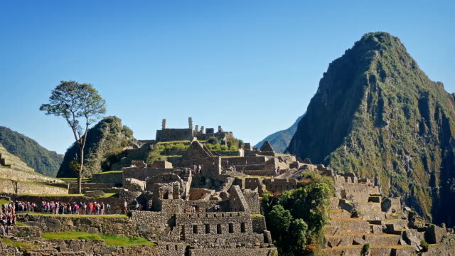 Restos-de-la-antigua-ciudad-de-Machu-Picchu-bajo-el-sol