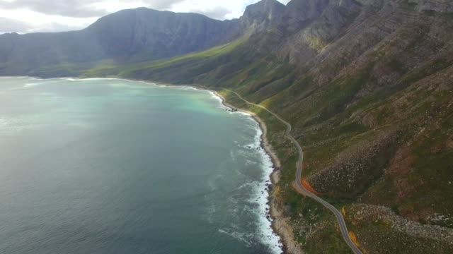 Luftbild-der-Straße-umgeben-von-Bergen-und-Meer-in-Rooi-Els,-Südafrika