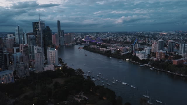 Brisbane-City-Skyline-At-Sunset-4K