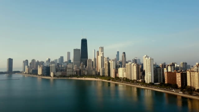 Vista-aérea-del-centro-de-la-ciudad-de-Chicago,-América-y-Lago-Michigan.-Helicóptero-volando-hasta-centro-de-la-ciudad-en-el-amanecer