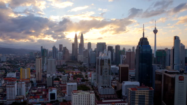 Timelapse-del-amanecer-desde-alta-Atalaya-con-vistas-a-la-ciudad-de-Kuala-Lumpur