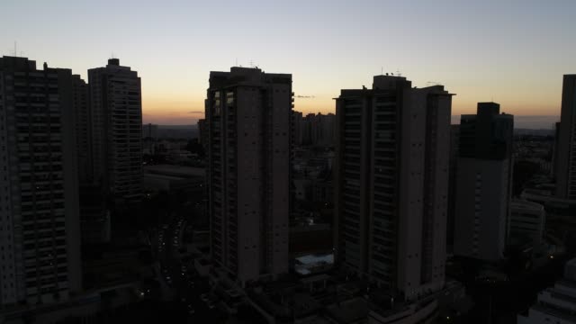 Fliegen-über-Sonnenuntergang-in-Ribeirao-Preto-City,-Sao-Paulo,-Brasilien