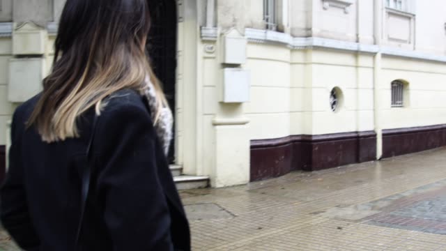 Mujer-caminando-en-las-calles-de-Santiago,-Chile