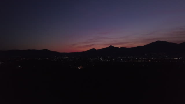Video-von-oben.-Blick-auf-eine-unglaubliche-Sonnenuntergang-hinter-den-italienischen-Bergen.