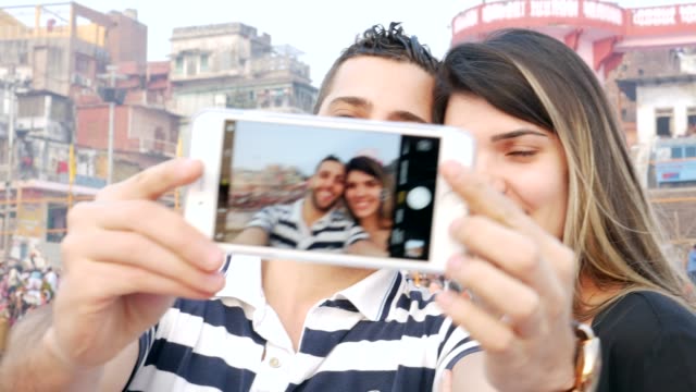 Pareja-tomando-un-selfie-en-Varanasi,-India
