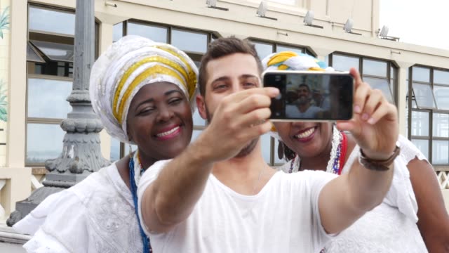 Taking-a-Selfie-with-Brazilian-Woman---'Baianas'-in-Elevador-Lacerda,-Salvador,-Brazil