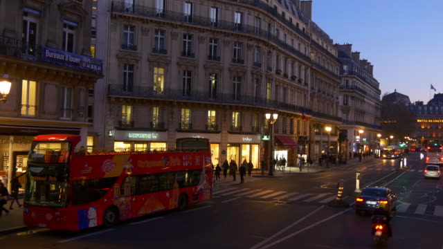 iluminación-de-atardecer-Francia-panorama-de-pov-calle-Paseo-París-famosa-Double-Decker-bus-4k