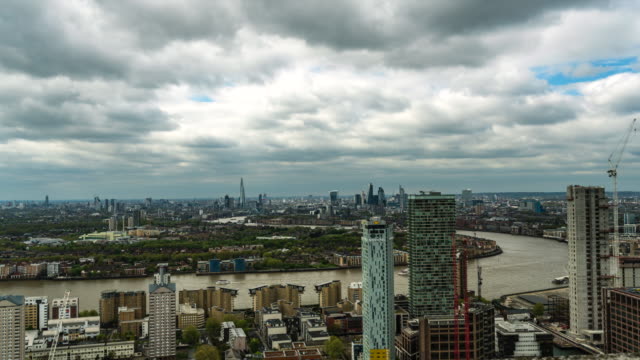 Aerial-Panorama-der-Themse-und-Geschäftsviertel-Canary-Wharf-In-London