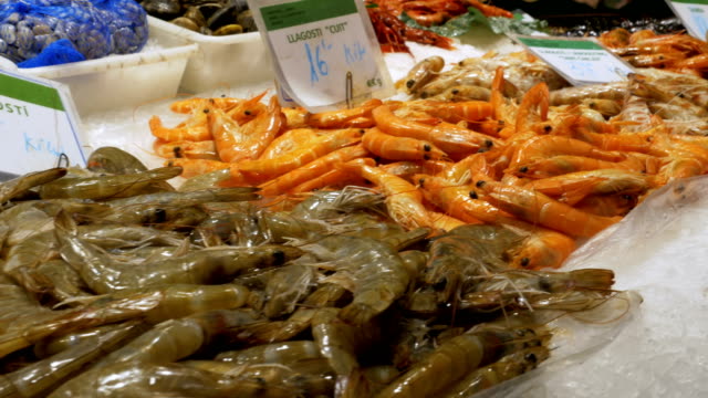 Roten-Krebse-und-Garnelen-im-Eis-an-der-Theke-in-La-Boqueria-Fischmarkt.-Barcelona.-Spanien