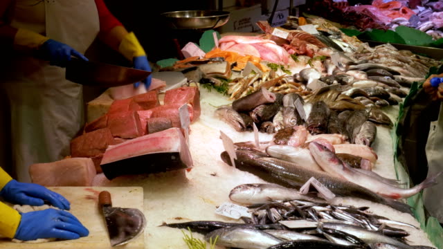 Escaparate-con-pescados-y-mariscos-en-hielo-en-el-mercado-de-La-Boqueria-pescado.-Barcelona.-España