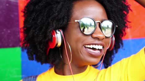 Pretty-girl-listening-music-with-her-headphones-with-colorful-background