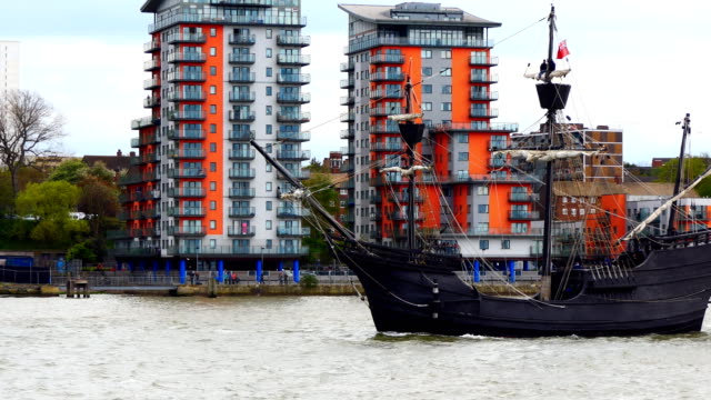 Español-altura-nave-navegando-en-el-río-Támesis-en-Londres