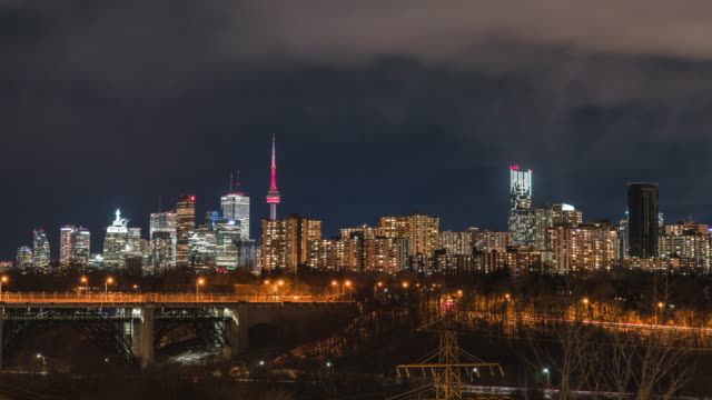 Urbano-ciudad-de-la-noche-Toronto-horizonte-tráfico-de-hora-punta-con-nubes