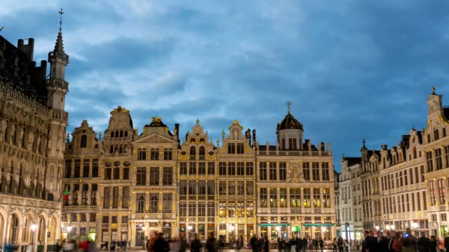 Brussels-city-skyline-night-timelapse-at-Grand-Place,-Brussels,-Belgium-4K-Time-lapse