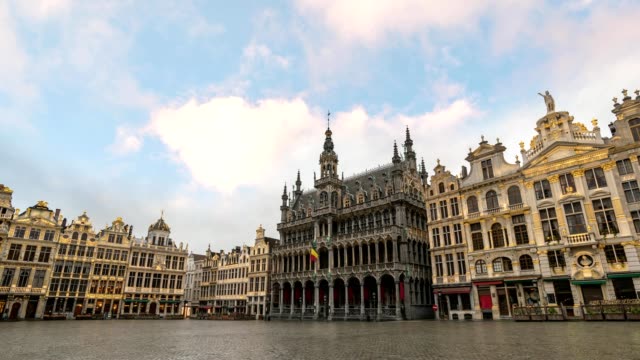 Brussels-city-skyline-timelapse-at-Grand-Place,-Brussels,-Belgium-4K-Time-lapse