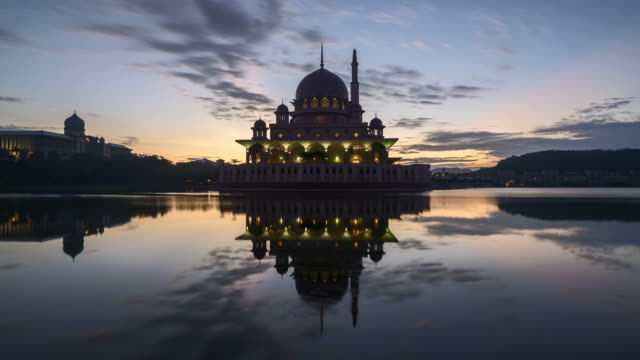 Dramatic-Sunrise-At-Putra-Mosque,-Putrajaya