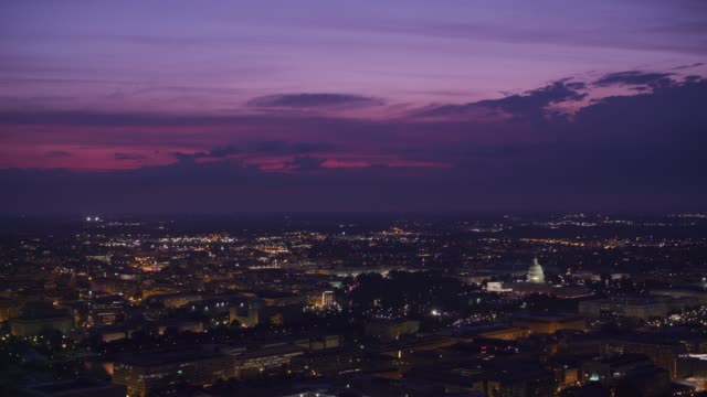 Breite-Luftaufnahme-der-Stadt-und-Capitol-bei-Sonnenaufgang.
