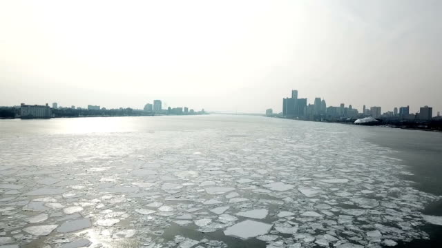 Vista-aérea-de-hielo-fluye-en-el-río-de-Detroit,-Detroit-Michigan