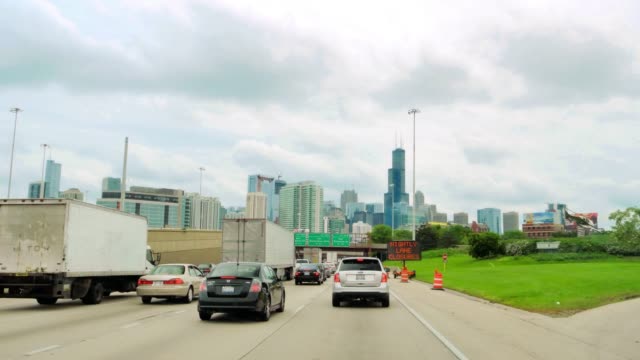 Fahren-mit-voller-Geschwindigkeit-in-die-Innenstadt-von-Chicago-bei-Rush-Hour-Kamera-Auto-Zeitraffer