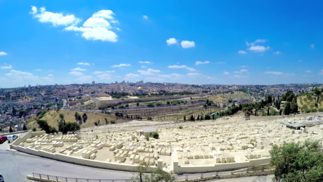 El-antiguo-cementerio-judío-en-el-Monte-de-los-olivos.-Jerusalén-antigua-y-la-mezquita-\"Masjid-Al-Sahra-Kubbat.\"