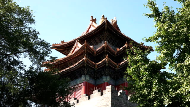 tiro-de-ángulo-bajo-de-una-torre-en-la-ciudad-prohibida-de-beijing