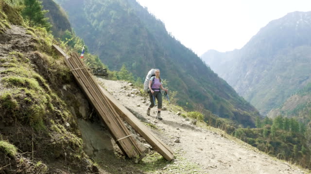 Backpacker-en-la-ruta-de-Nepal-alrededor-de-la-montaña-Manaslu.