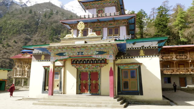 Monasterio-en-el-pueblo-de-Lho,-Nepal.