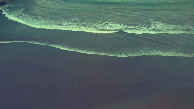 Wellen,-Falten-und-berühren-die-Ufern-des-Baron-Beach-Luftaufnahme,-Indonesien