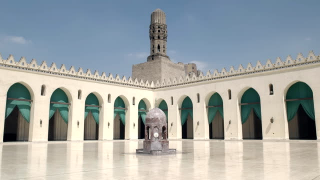 panning-shot-del-patio-de-la-mezquita-de-al-hakim-en-el-cairo,-Egipto