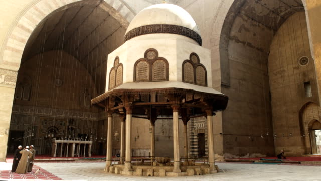 panorámica-del-interior-de-la-mezquita-del-sultán-hassan-en-el-cairo,-Egipto