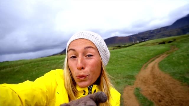 Selfie-Porträt-des-touristischen-weiblich-weht-einen-Kuss-in-Island-SLOW-MOTION