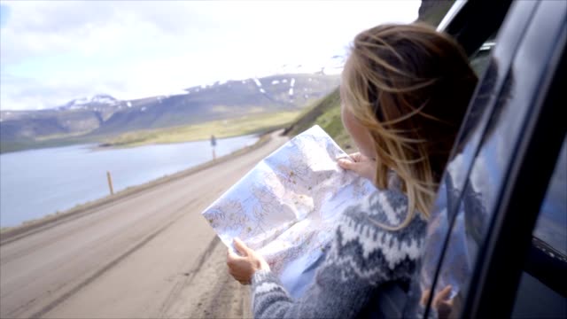 Mujer-joven-en-coche-mirando-el-mapa,-vacaciones-de-concepto-de-viaje-de-carretera