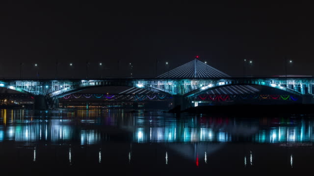 Lapso-de-tiempo-de-puentes-ocupados-en-Varsovia-con-el-río-Vístula-en-la-noche