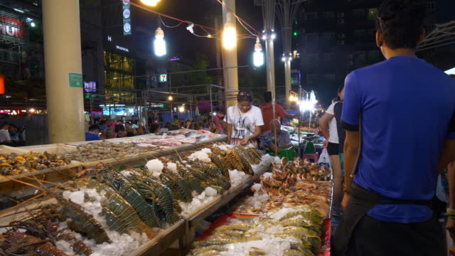 berühmte-Zeit-Phuket-Insel-streetfood-Nachtmarkt-gehen-Slow-Motion-Panorama-4k-thailand