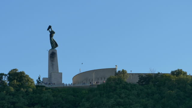 Freiheitsstatue-In-Budapest