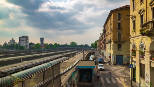 Italien-Sonnentag-Mailand-Stadt-Zug-Bahnhof-Bahnen-auf-dem-Dach-Panorama-4k-Zeitraffer