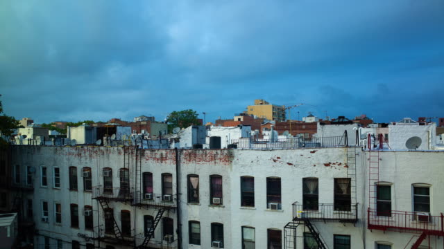 Brooklyn-New-York-Skyline-von-Time-Lapse-Dächer-und-Feuerleitern-4k