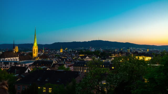 der-Schweiz-Nacht-Sonnenuntergang-Beleuchtung-Zürich-berühmte-Dach-Stadtbild-Panorama-4k-Zeitraffer