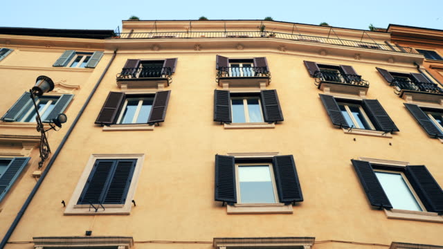 Mehrfamilienhaus-Straßen-in-Rom.-Fenster-mit-Fensterläden.-Fassaden-der-alten-Häuser-in-den-Straßen-von-Italien.-Reisen-Konzept.-Slow-Motion.-4k