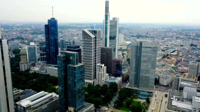 Luftaufnahme-der-Business-Area-in-der-Frankfurter-City-mit-Wolkenkratzern